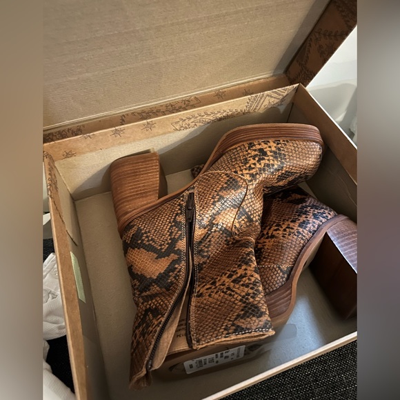 NWT Free People Ruby Platform Bootie Boots  - Brown Snakeskin. US10 / 40 - Picture 2 of 3